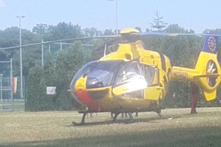 Leserfoto: Eine Mittweidaerin hat den Hubschrauber, der heute im Freibad in Mittweida gelandet war, fotografiert.