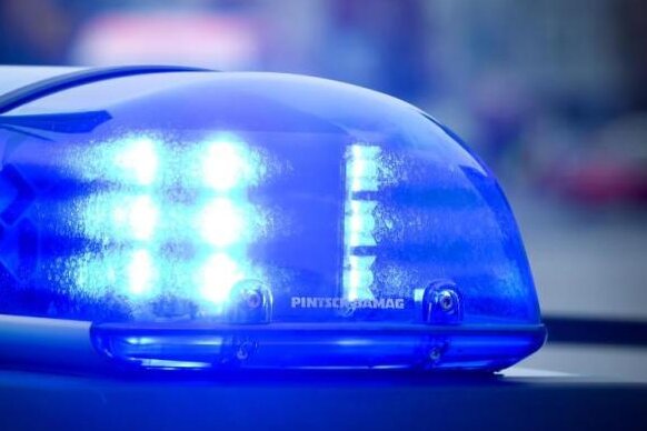 Mann unter Drogen verletzt drei Polizisten und einen Sanitäter - Im Zwickauer Ortsteil Marienthal hat in der Nacht zum Mittwoch ein Mann, der unter Drogen stand, mehrere Menschen verletzt.