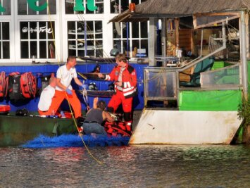 Mann verliert Bein bei Unfall auf Wasserskianlage in Rossau - Der Mann stürzte von einem Motormast ins Wasser und zog sich eine schwere Beinverletzung zu.