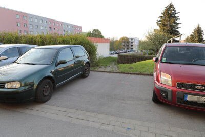 Mann von eigenem Auto überrollt und getötet - In einer Parkbucht im Chemnitzer Stadtteil Kappel ist am Freitag ein Mann gestorben.