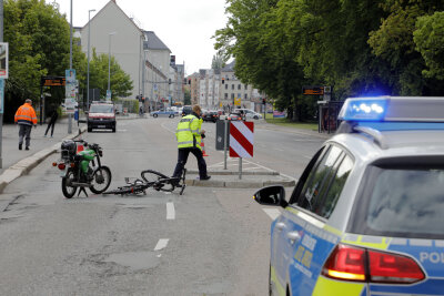 Mann von Moped erfasst - schwer verletzt - Beim Überqueren der Hartmannstraße ist ein Mann von einem Moped erfasst worden.