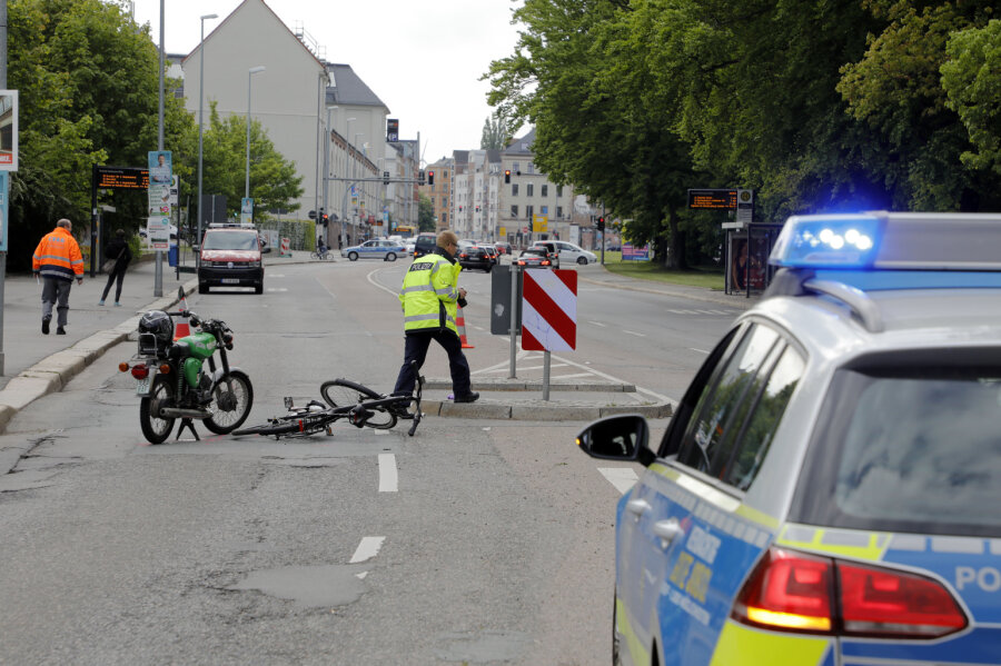Mann von Moped erfasst - schwer verletzt - Beim Überqueren der Hartmannstraße ist ein Mann von einem Moped erfasst worden.
