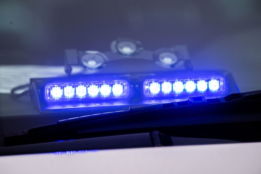 Mann vor Leipziger Kleinmesse angegriffen: Schwer verletzt - Ein Blaulicht leuchtet unter der Frontscheibe eines Einsatzfahrzeugs der Polizei.