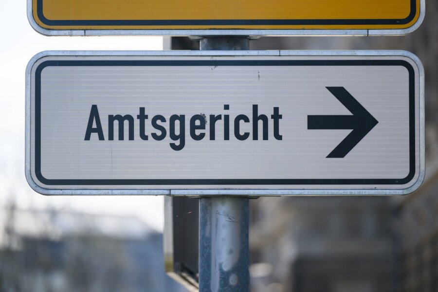 Mann wegen Attacke auf Politikerin zu Haftstrafe verurteilt - Ein Schild weist den Weg zum Dresdner Amtsgericht.