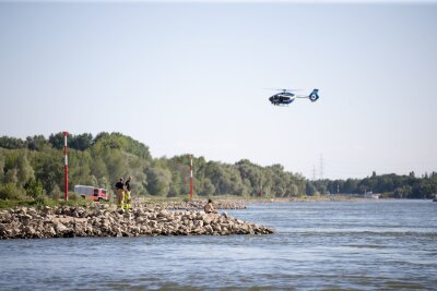 Mann wird nach Rettungsversuch im Rhein vermisst - An sogenannten Kribben oder Buhnen - ins Wasser ragende Kiesflächen - bilden sich oft gefährliche Strudel und Strömungen.