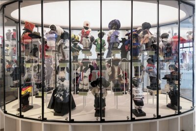 Manneken Pis ist auch ein pinkelnder Kleiderständer: Die Tradition um das Wahrzeichen Brüssels - Der pinkelnde Junge hat mittlerweile 1095 Kostüme in seiner Garderobe, einige von ihnen sind im Museum ausgestellt. 