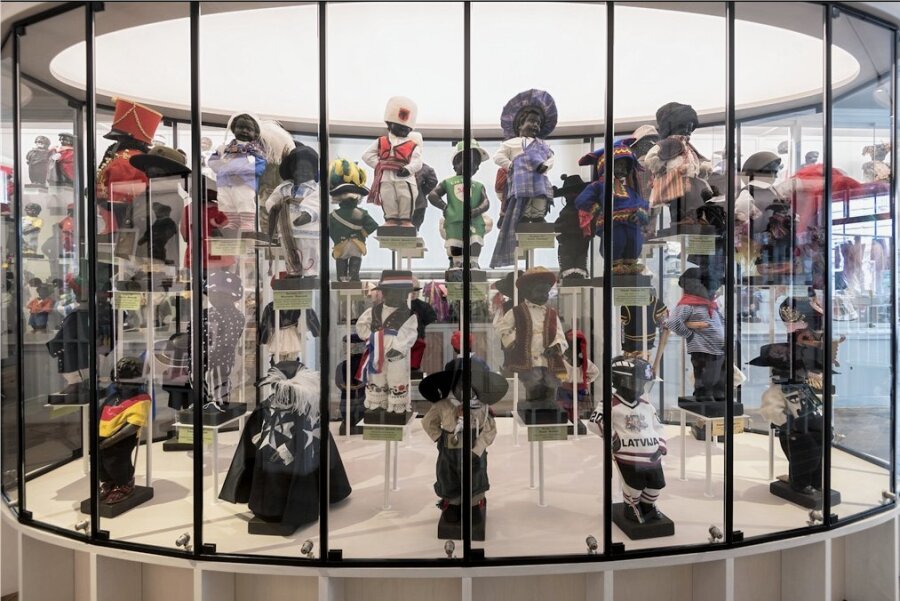 Manneken Pis ist auch ein pinkelnder Kleiderständer: Die Tradition um das Wahrzeichen Brüssels - Der pinkelnde Junge hat mittlerweile 1095 Kostüme in seiner Garderobe, einige von ihnen sind im Museum ausgestellt. 