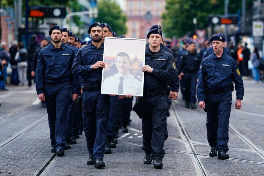 Mannheim: Trauerzug für getöteten Polizisten - In Gedenken an ihren tödlich verletzten Kollegen Rouven Laur ziehen Polizisten durch die Mannheimer Innenstadt.