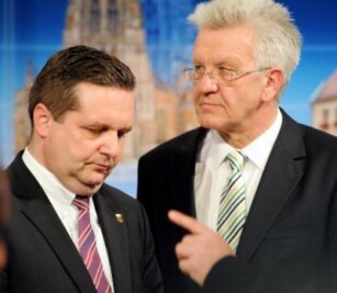 Mappus gewinnt Direktmandat in Baden-Württemberg - Auch wenn Ministerpräsident Stefan Mappus (CDU, l.) die Macht in Baden-Württemberg verloren hat - sein Direktmandat konnte er verteidigen. Grünen-Spitzenkandidat Winfried Kretschmann musste sich in seinem Wahlkreis einem CDU-Bewerber geschlagen geben.