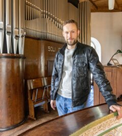 Marathon für zwei Beine und zwei Hände - Pfarrer Ephraim Rüger vor der Orgel in der Kirche Steinbach. Auf dem Instrument aus dem Jahr 1932 wird die diesjährige Orgelfahrt Erzgebirge eröffnet. 18.30 und 20 Uhr heißt es "Ein Abend mit Bach". 