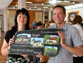 Marbach gewinnt Dorfwettbewerb - Ines Güldner vom Marbacher Ortschaftsrat und Unternehmer Daniel Zimmermann freuen sich, das ihr Ort bei "Unser Dorf hat Zukunft" gewonnen hat. 