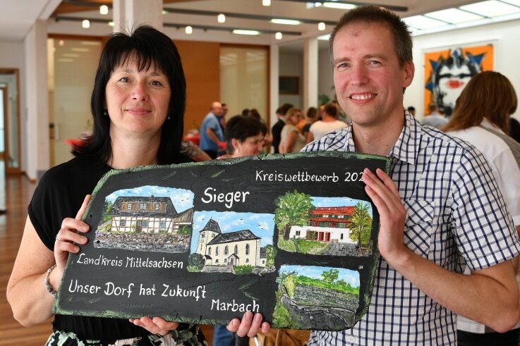 Marbach gewinnt Dorfwettbewerb - Ines Güldner vom Marbacher Ortschaftsrat und Unternehmer Daniel Zimmermann freuen sich, das ihr Ort bei "Unser Dorf hat Zukunft" gewonnen hat. 