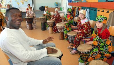 Marbacher Grundschüler erkunden die Welt - 
              <p class="artikelinhalt">Den Marbacher Grundschülern hat das Trommeln mit Chidi aus Nigeria besonders gefallen. </p>
            