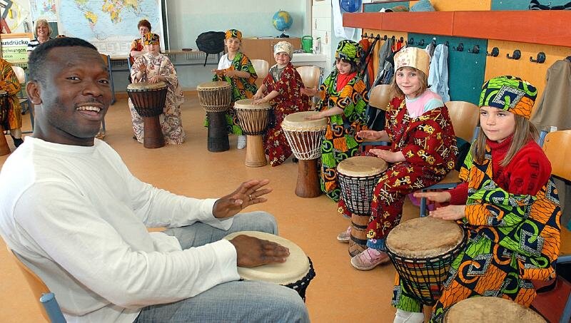 
              <p class="artikelinhalt">Den Marbacher Grundschülern hat das Trommeln mit Chidi aus Nigeria besonders gefallen. </p>
            