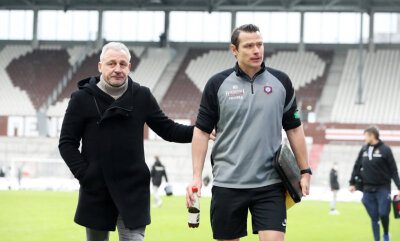 Pavel Dotchev (links) ist ab sofort Cheftrainer des FC Erzgebirge Aue. Er löst den bisherigen Teamchef Marc Hensel (rechts) ab.