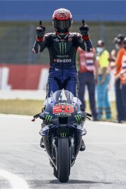 Marc Marquez in Assen wieder nur mittendrin - Der Franzose Fabio Quartararo lässt sich nach seinem Sieg in der MotoGP feiern. 