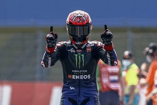 Der Franzose Fabio Quartararo lässt sich nach seinem Sieg in der MotoGP feiern. 