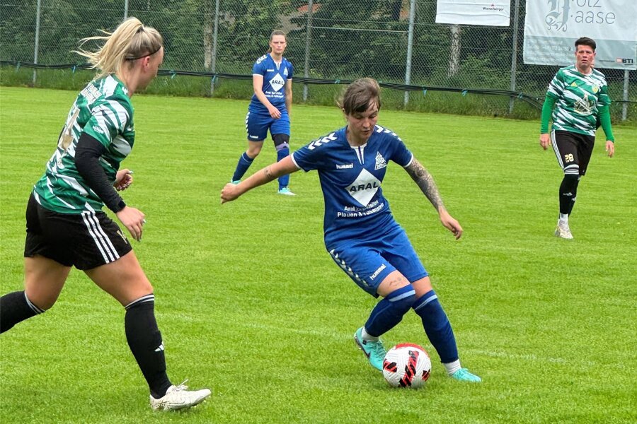 Maria Pfaffl lässt Jößnitz jubeln - Nicole Döring (am Ball) sorgte für den ersten Treffer der Jößnitzerinnen.