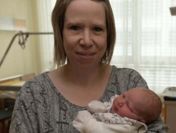 Marie aus Zwönitz ist das erste Baby - Sandra Löhrke mit ihrer Tochter Marie, die am Neujahrstag im Auer Helios Klinikum geboren worden ist. 