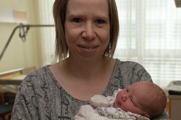 Marie aus Zwönitz ist das erste Baby - Sandra Löhrke mit ihrer Tochter Marie, die am Neujahrstag im Auer Helios Klinikum geboren worden ist. 