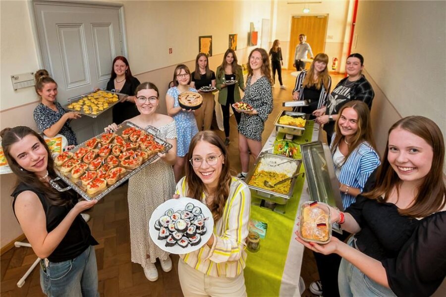 Marienberg: Gymnasiasten gehen beim Kulturversuch auf Weltreise - Zur kulinarischen Weltreise beim Kulturversuch haben Schülerinnen gekocht und gebacken. Foto: Kristian Hahn
