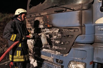 Marienberg: LKW auf der B174 ausgebrannt - Die Marienberger Feuerwehr musste in der Nacht zum Montag einen LKW-Brand auf der B174 löschen.
