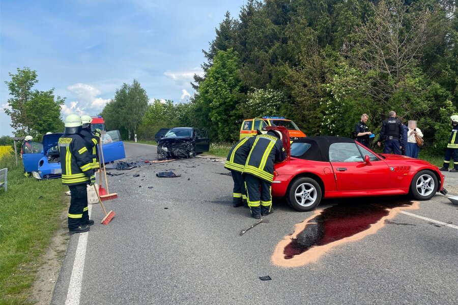 Marienberg: Mehrere Verletzte nach Unfall mit drei beteiligten Autos - Drei Autos waren am Samstagmittag an einem Unfall bei Marienberg beteiligt.