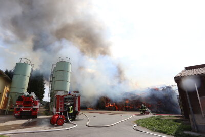 Marienberg: Stall eines Agrarbetriebes brennt - Feuerwehreinsatz auf dem Gelände eines Agrarbetriebes im Marienberger Ortsteil Gebirge.