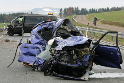 Marienberg: Tödlicher Unfall auf B 174 - Der Fahrer dieses Suzuki starb am Freitag auf der B 174.