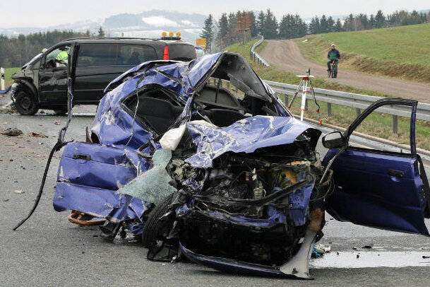 Marienberg: Tödlicher Unfall auf B 174 - Der Fahrer dieses Suzuki starb am Freitag auf der B 174.