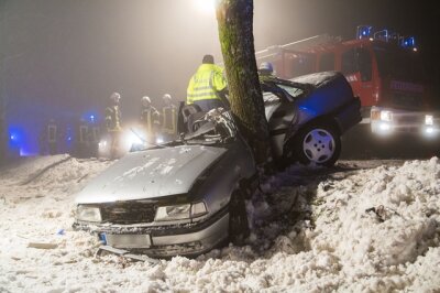Marienberg/Wolkenstein: Opel prallt gegen Baum - Frau schwer verletzt - 