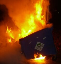 Marienberg: Zwei Container brennen gleichzeitig - Der Papiercontainer an der Sparkasse brannte völlig aus.