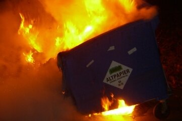 Marienberg: Zwei Container brennen gleichzeitig - Der Papiercontainer an der Sparkasse brannte völlig aus.