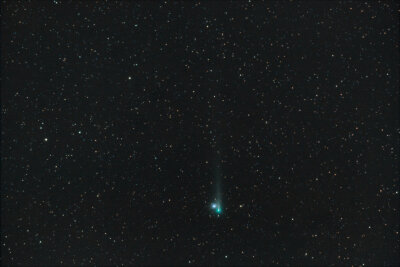 Marienberger beobachtet Komet Leonard - Das Bild wurde elf mal eine Minute bei ISO 4000 (Lichtempfindlichkeit) und einer Brennweite von 200 mm belichtet; links der Kugelsternhaufen M3. 