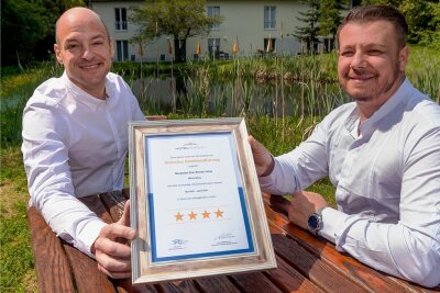 Marienberger Berghotel Drei-Brüder-Höhe mit viertem Stern ausgezeichnet - Mächtig stolz: Ori Fastlich (l.), Eigentümer der Drei-Brüder-Höhe, und sein Hotelmanager Karol Balog präsentieren die Auszeichnung, die das Haus vor Kurzem erhalten hat. 