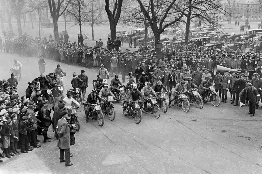 Marienberger Dreieck: Legendäre Motorrad-Straßenrennstrecke wird 100 Jahre - Großes Zuschauerinteresse: Schon der Start zu den Rennen auf dem Marienberger Dreieck zog viele Besucher an.