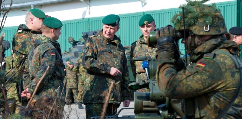 Marienberger Eingreiftruppe der Nato macht eine gute Figur - Der Inspekteur des Heeres, Generalleutnant Bruno Kasdorf (Mitte) beim Besuch des Panzergrenadierbataillons 371 in Marienberg.