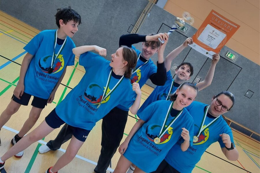Marienberger Gymnasiasten verabschieden sich mit Badminton-Gold in die Sommerferien - Das Marienberger Team bejubelt den Siegerpokal.