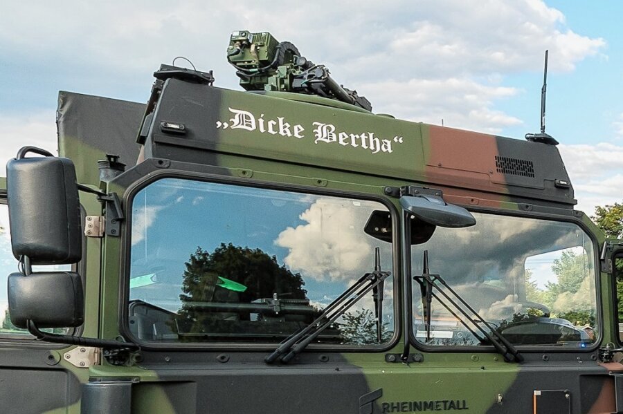 "Dicke Bertha": So haben Soldaten aus der Erzgebirgskaserne eines ihrer militärischen Transportfahrzeuge getauft. Nur ein Kosename für den großen Lkw oder bewusste Verherrlichung der beiden Weltkriege? 