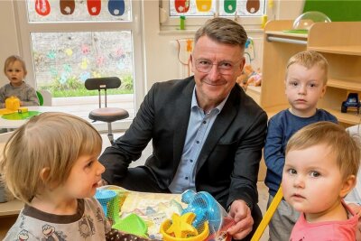 Marienberger Oberbürgermeister übergibt Spielzeug - André Heinrich hatte für die Kita Knirpsenhaus Sandspielzeug mitgebracht. 
