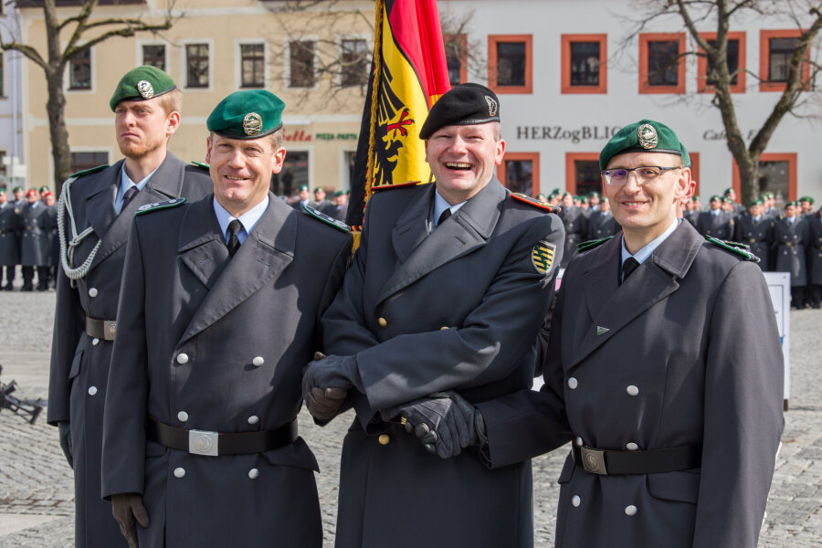 Der scheidende Bataillonskommandeur Oberstleutnant Thorsten Gensler mit Generalmajor Ruprecht von Buttler und dem neuen Kommandeur der Marienberger Jäger Axel Niemann (von rechts). 