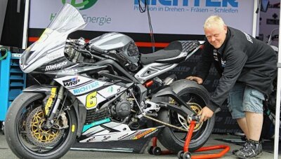 Marienberger schraubt an einem großen Traum mit - Chefmechaniker Thoralf Nestler stellt sicher, dass die Triumph-Rennmaschine des IDM-Piloten Michal Prasek optimal läuft.