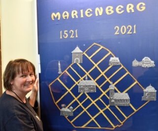 Marienberger Stadtplan ist ganz aus Garn - Anett Schlenther vom Team derBaldauf-Villa freut sich über das Geschenk. 