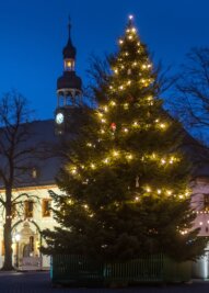 Marienberger Tanne als schönster Weihnachtsbaum gekürt - Rund 220 Lichter erstrahlen auf dem Marienberger Weihnachtsbaum. 