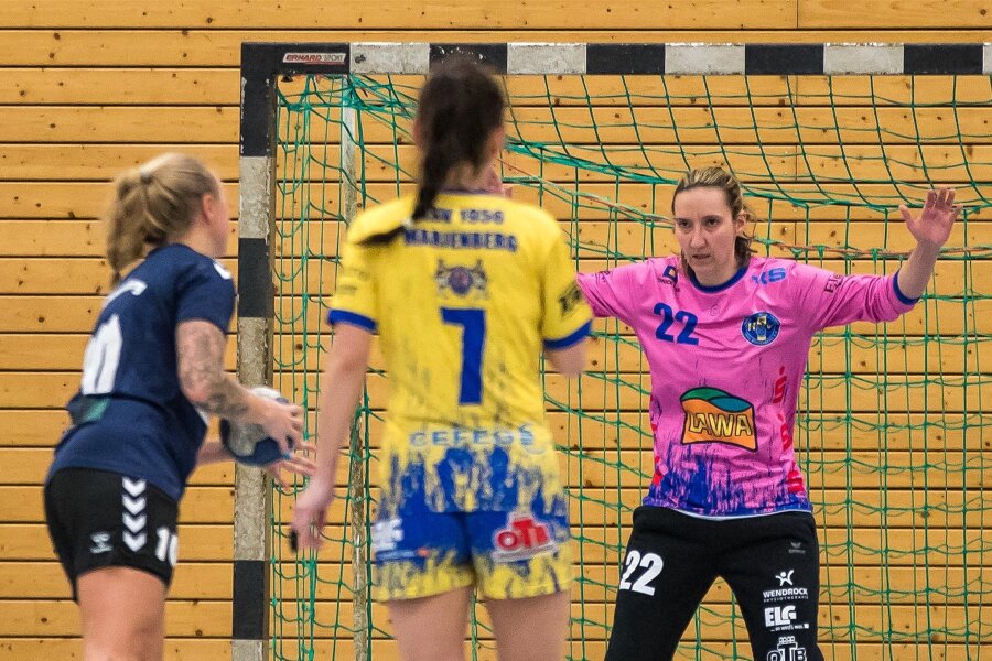 Marienbergs Handballerinnen planen ihren neunten Streich - Auch auf HSV-Torhüterin Julia Kluge, hie hoch konzentriert vor einem Siebenmeter, wird es gegen Leipzig-Mockau ankommen.