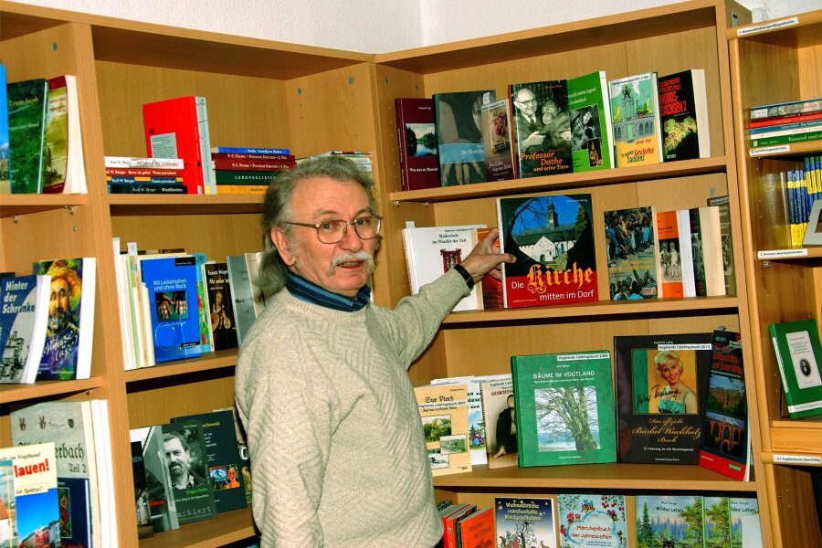 Marieney: Büchersammlung soll nicht zerrissen werden - Frieder Spitzner in der mehr als 15 Jahre aufgebauten Büchersammlung im Bürgerhaus Marieney.