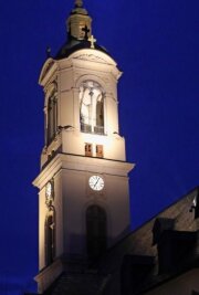 Marienkirche öffnet mit Festgottesdienst - Der Kirchturm wird in den Abendstunden angeleuchtet. 