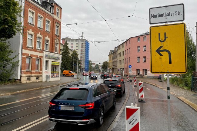 Marienthaler Straße in Zwickau stadteinwärts gesperrt – warum und wie lange? - Autofahrer müssen nach links in die Goethestraße abbiegen, um das Stadtzentrum zu erreichen.