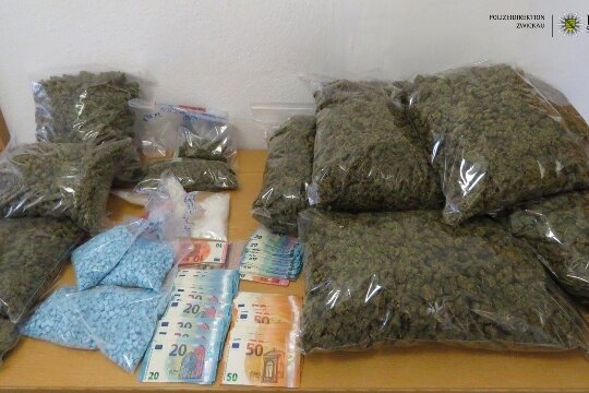 Marihuana, Ecstasy, Crystal: Großer Drogenfund in Mylau - In Mylau bei Reichenbach haben Polizeibeamte der Gemeinsamen Fahndungsgruppe (GFG) Zwickau in der Nacht zum Freitag über zwölf Kilo Drogen gefunden. Ein tatverdächtiger Mann wurde festgenommen.