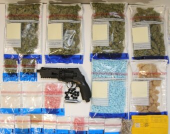 Marihuana, Kokain und Ecstasy: Polizei nimmt Drogenhändler fest - Beamte des Rauschgiftkommissariats haben Drogen im Wert von 60.000 Euro und eine funktionsfähige CO2-Pistole gefunden. 